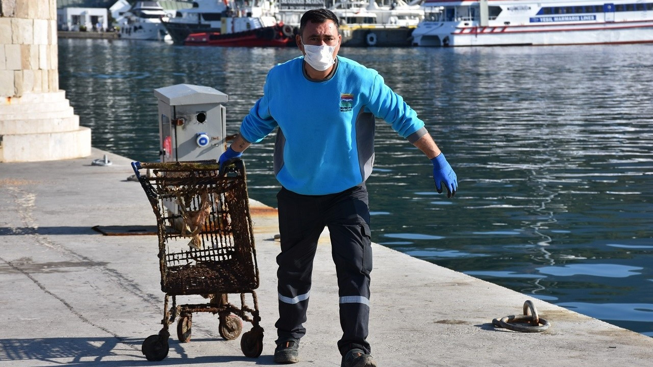 Marmaris'te denizden 3 tondan fazla atık çıkarıldı