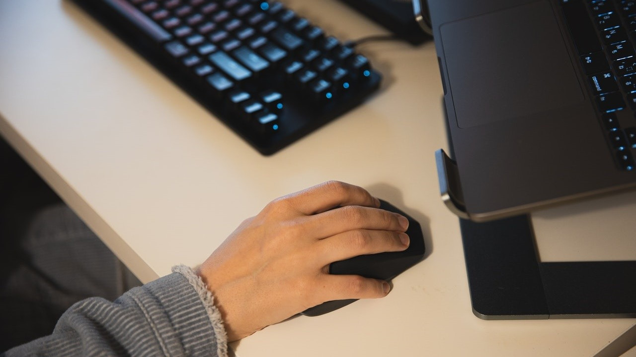 Klavyeye ağırlık koyarak çalışıyormuş gibi yapan polis ihraç edildi