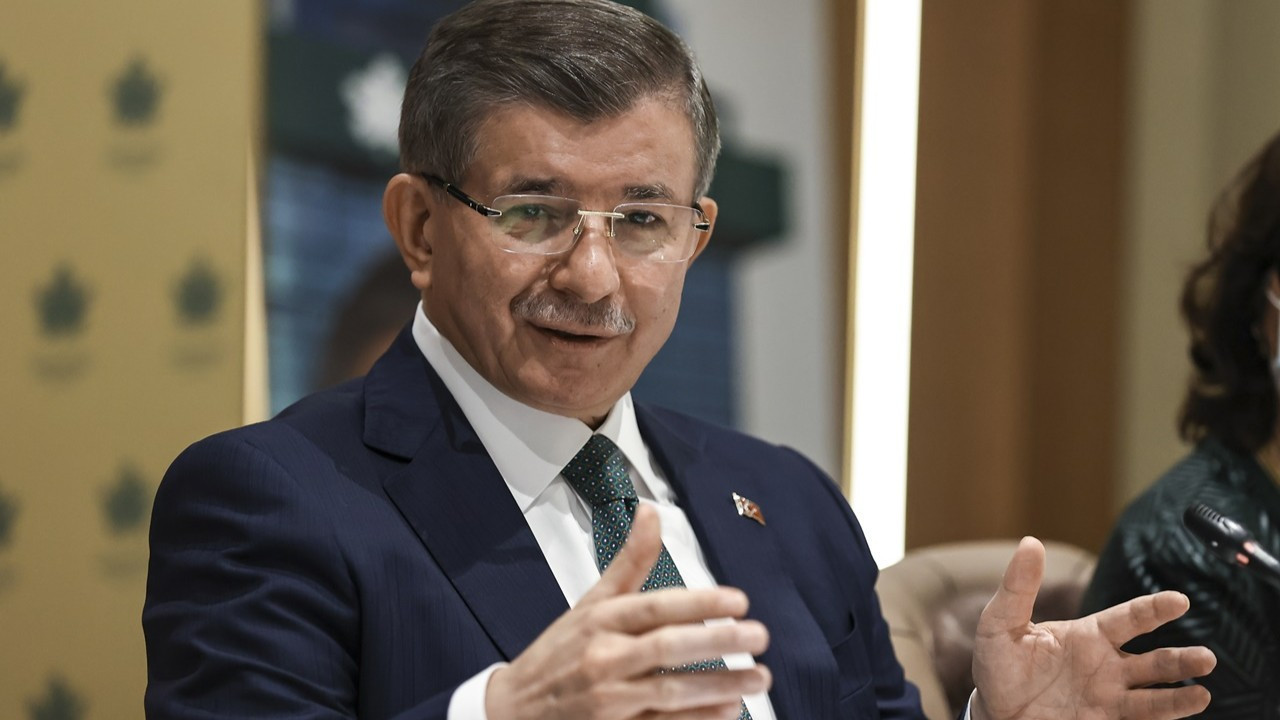 Ahmet Davutoğlu'nun asansörü bir kat aşağı düştü