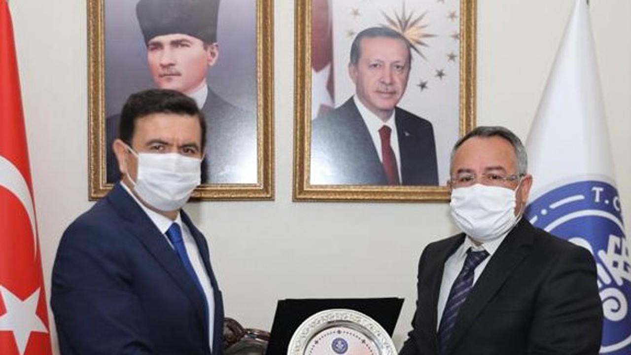 Burdur’da vergi rekortmenlerine plaket verildi