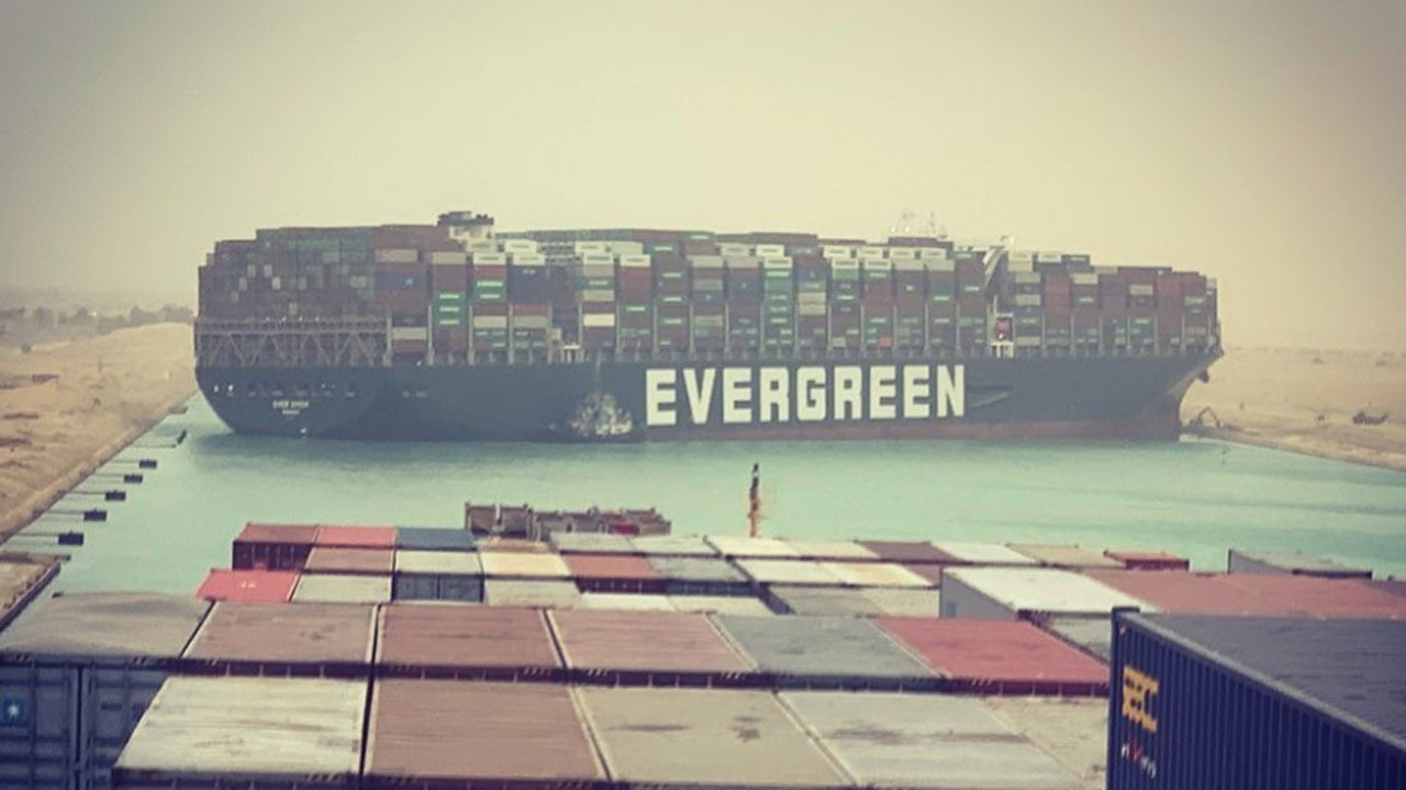 400 metrelik gemi karaya oturdu, ticaret yolu kapandı!