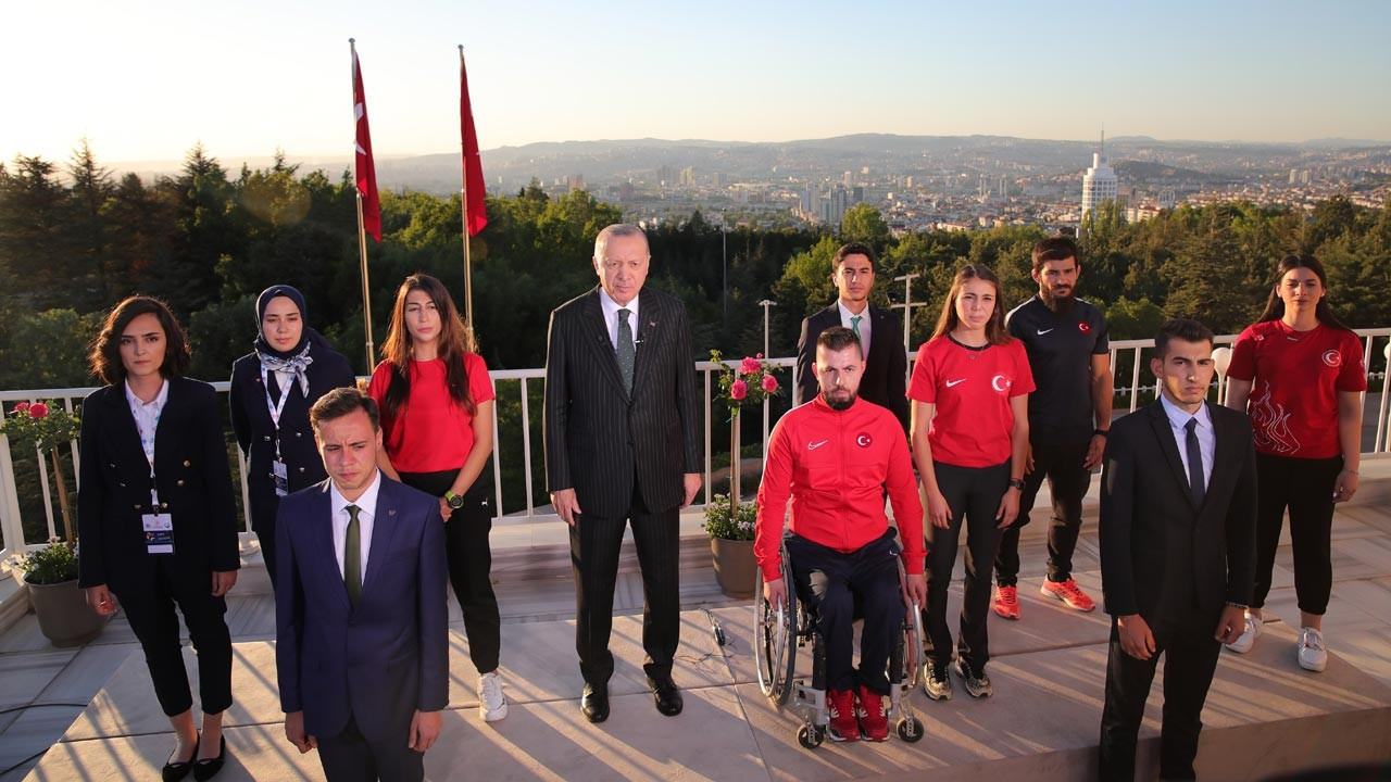 Cumhurbaşkanı Erdoğan saat 19.19'da İstiklal Marşı'na eşlik etti