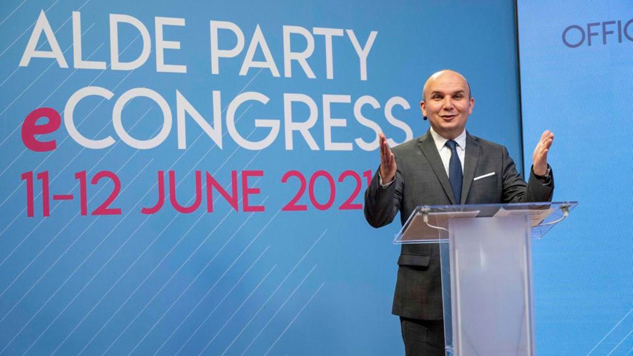 Avrupa liberallerinin yeni Başkanı Türk asıllı İlhan Küçük oldu