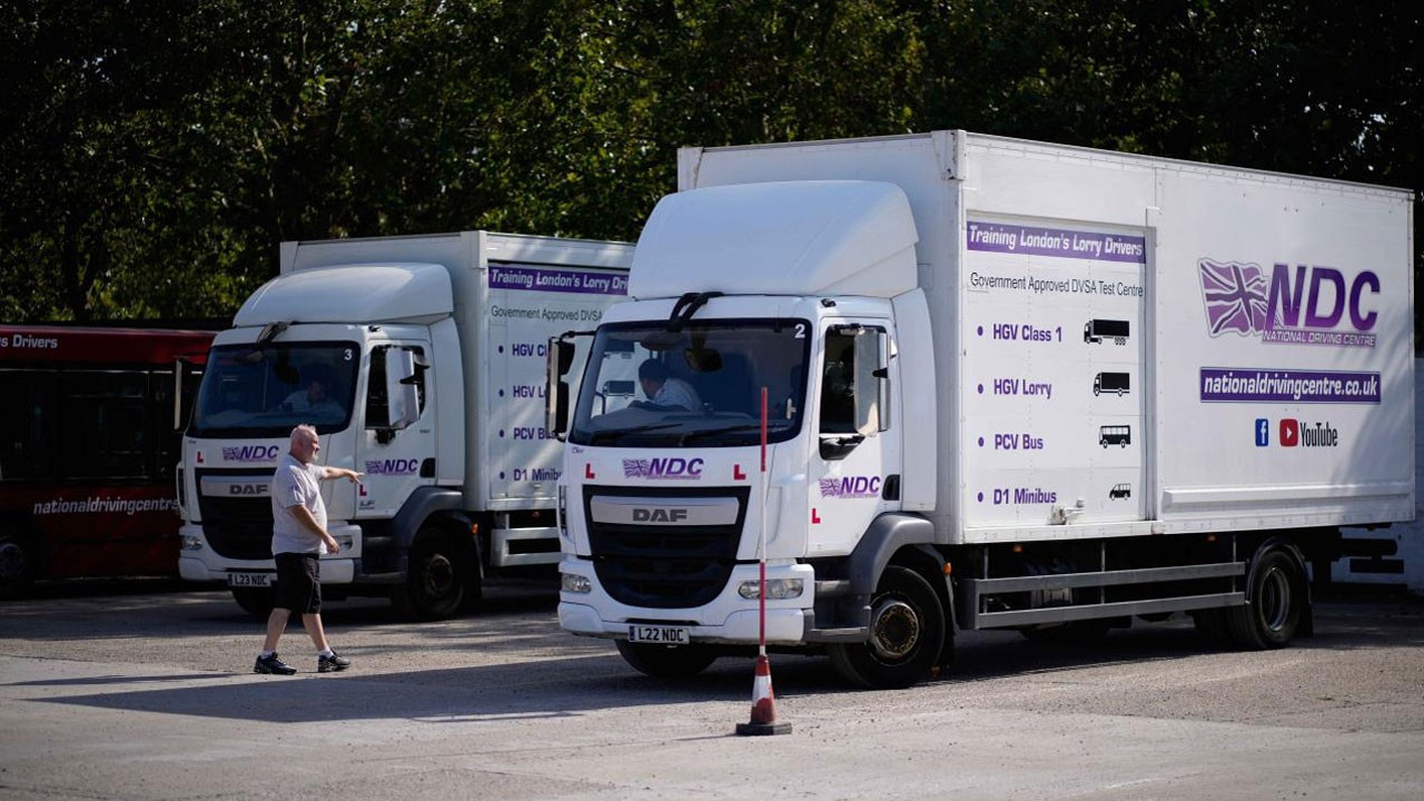 İngiltere'de askerler pazartesiden itibaren akaryakıt dağıtmaya başlayacak