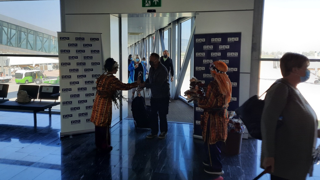 Bodrum'da sezonun ilk dış hat uçuşu karşılandı