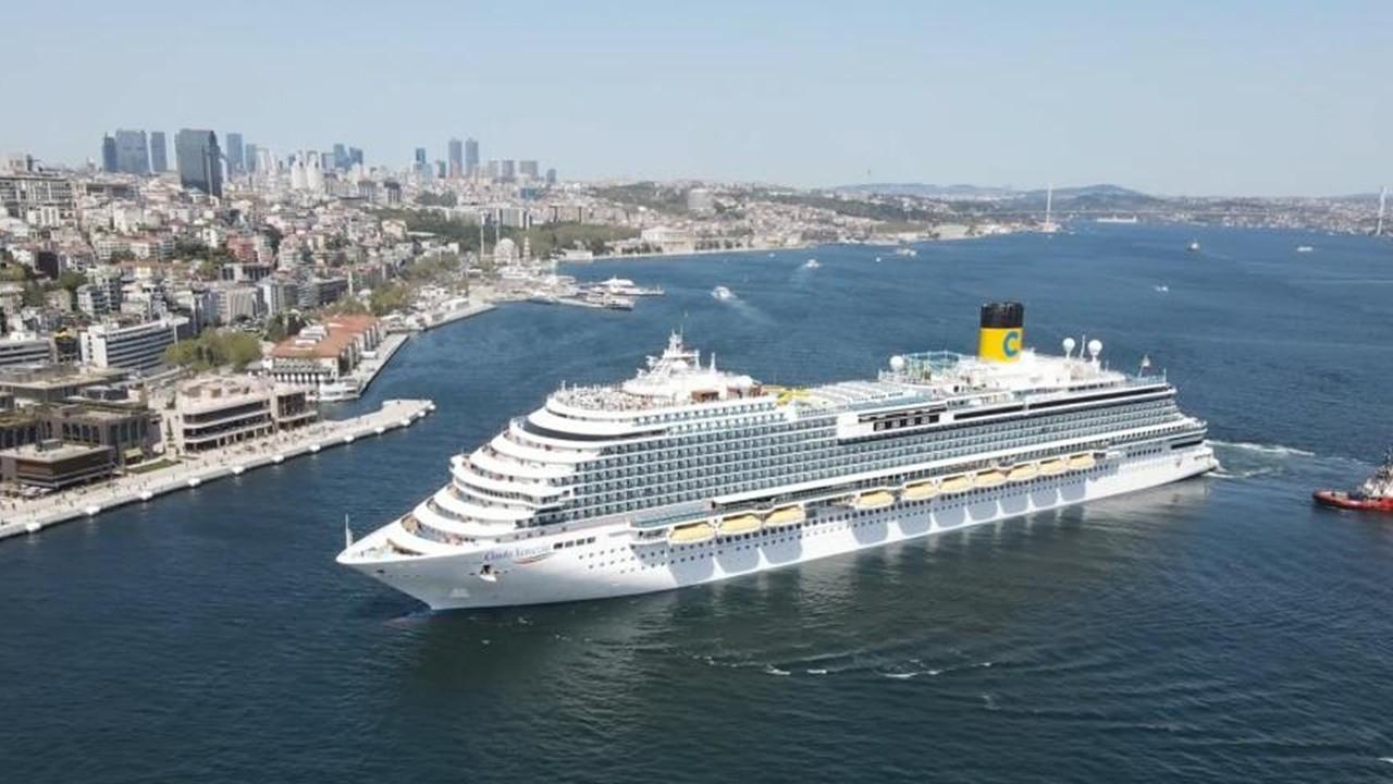 323 metre boyundaki yolcu gemisi Costa Venezia İstanbul’da