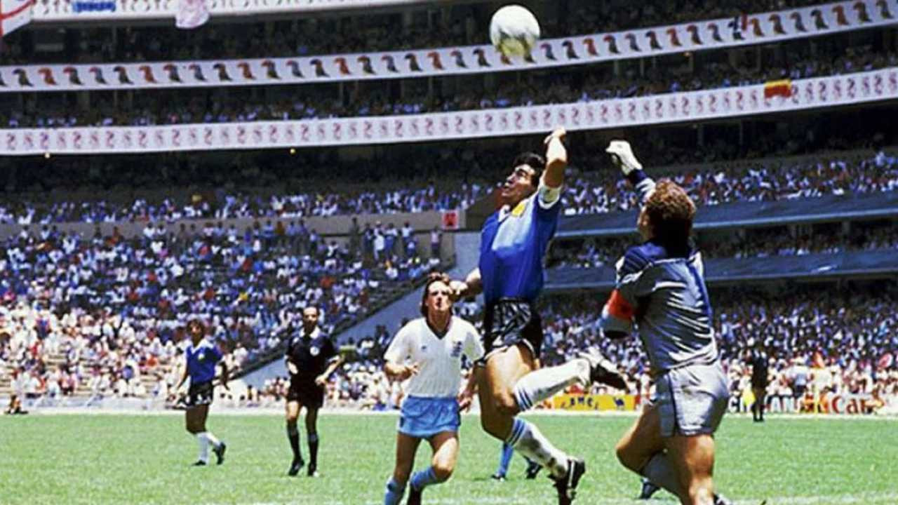 'Tanrının eli' forması 7,1 milyon sterline satıldı