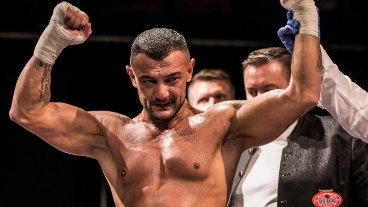 75 profesyonel maçta yenilmeyen boksör ringde kalbine yenildi