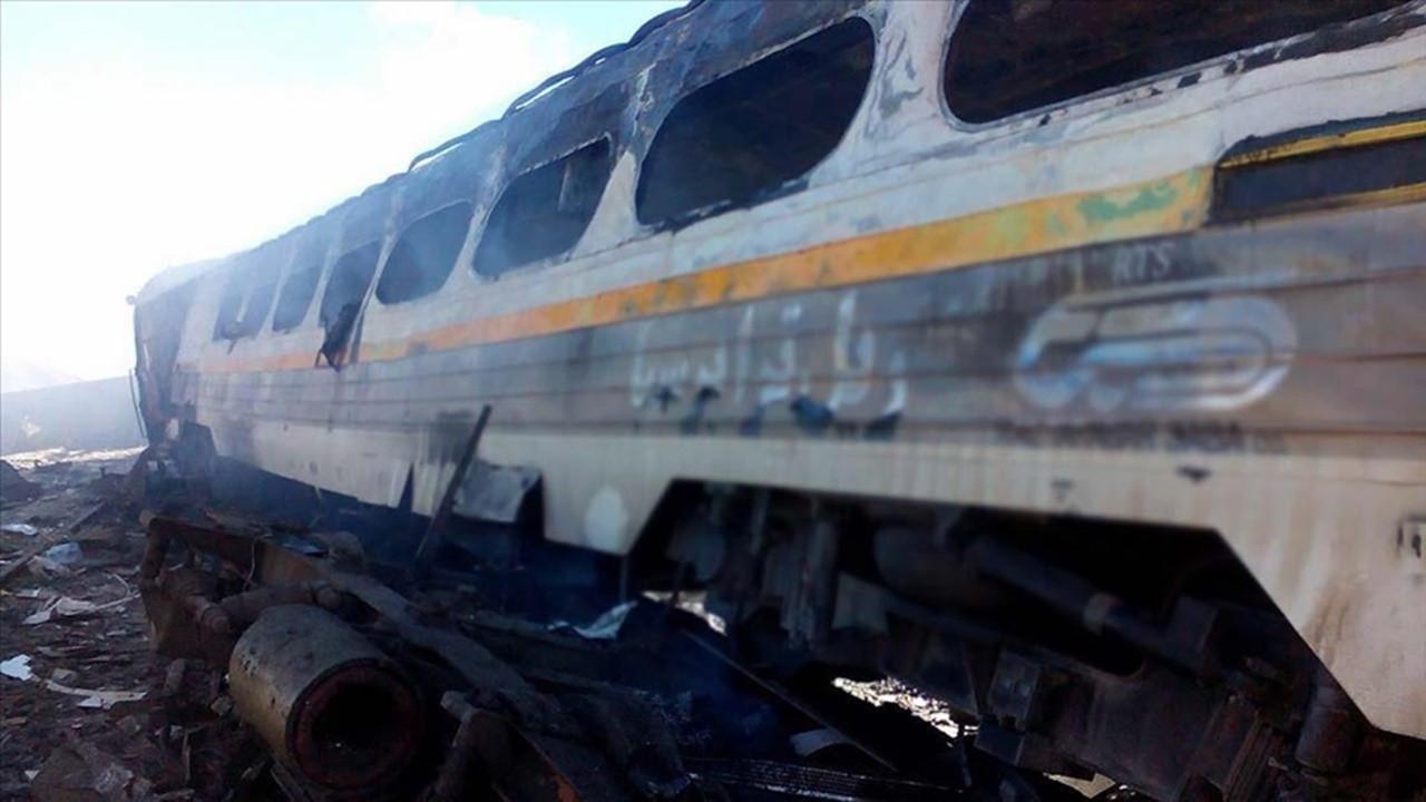 İran'da yolcu treni raydan çıktı: 21 ölü