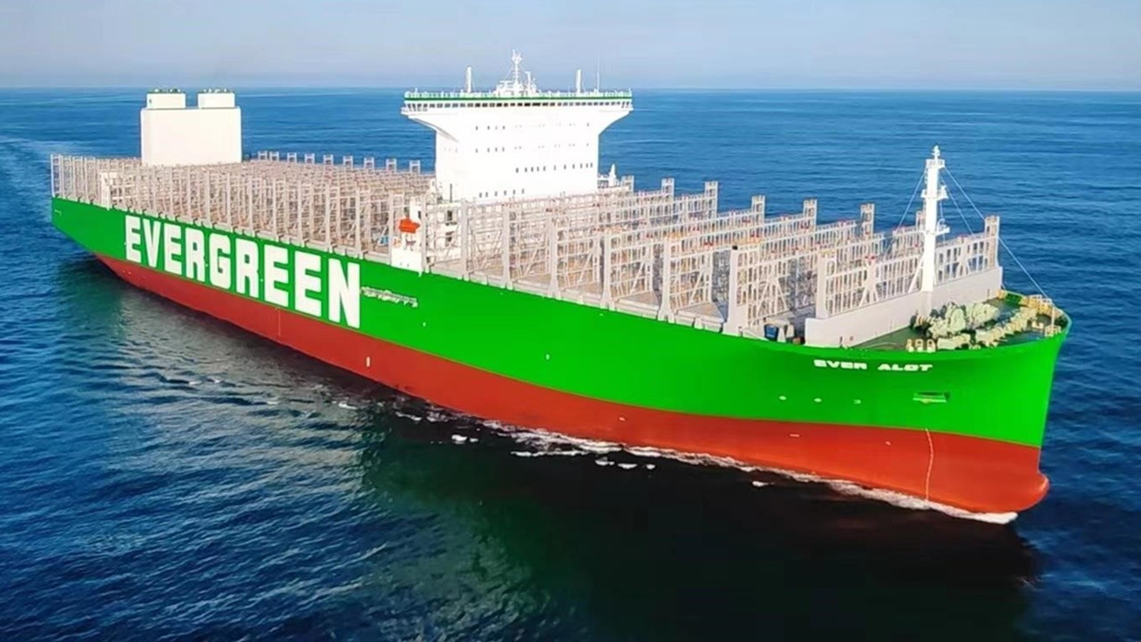 24 bin TEU’luk konteyner gemisi suya indi