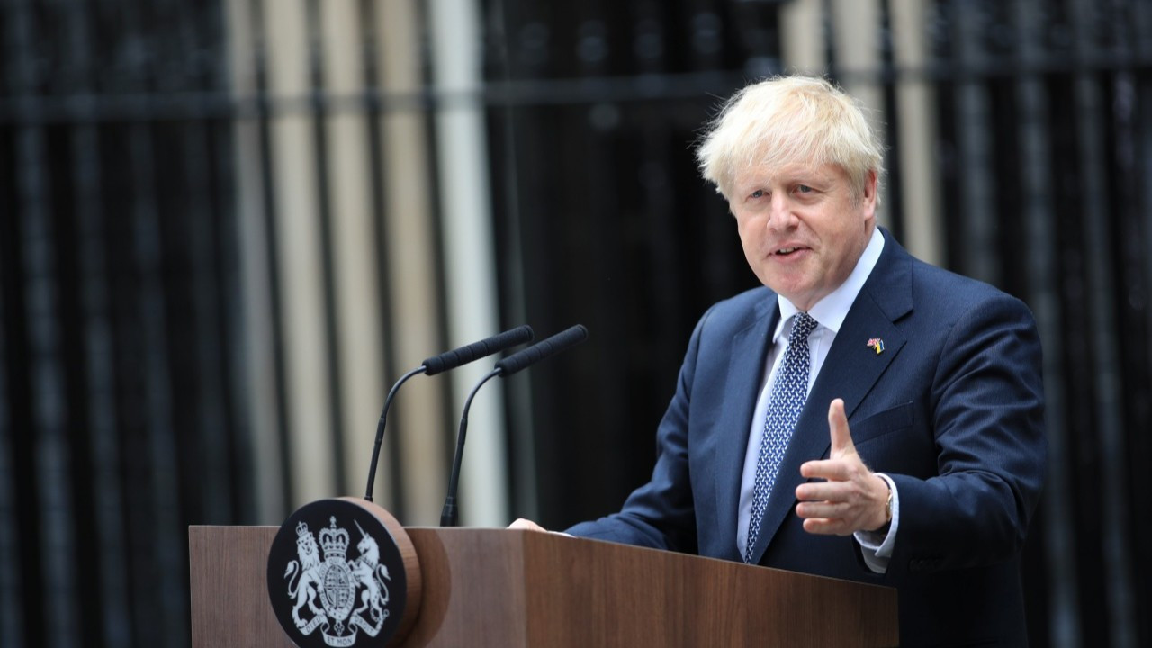 Johnson yarıştan çekildi