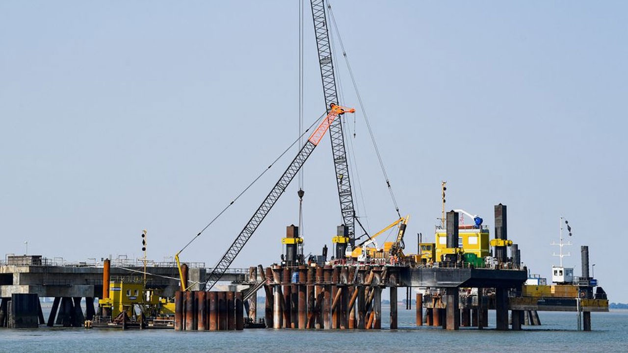 Ren Nehri’nde sular çekildi, taşımalar aksıyor