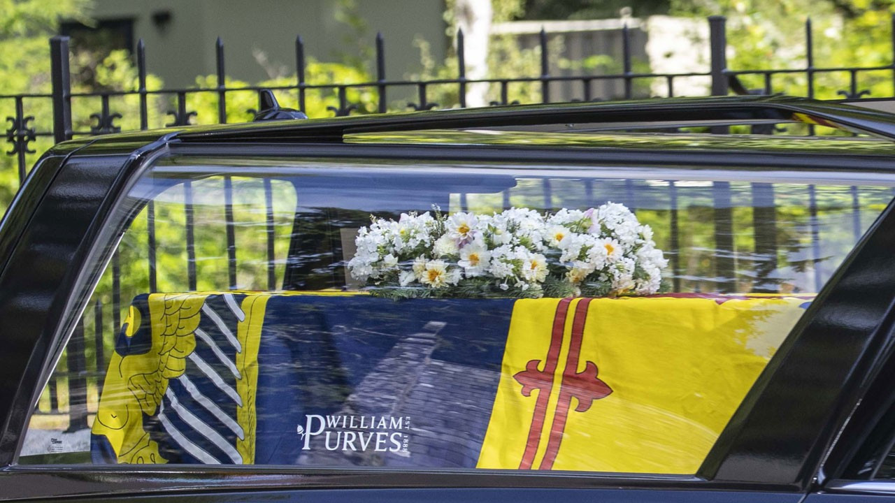 Kraliçe II. Elizabeth'in cenazesi Holyroodhouse Sarayı'na vardı