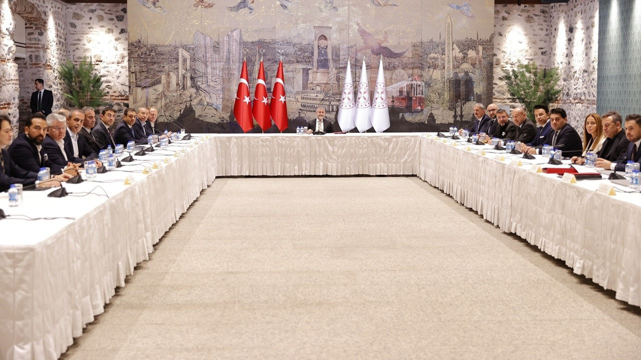 Bakan Nebati, perakendecilerle bir araya geldi