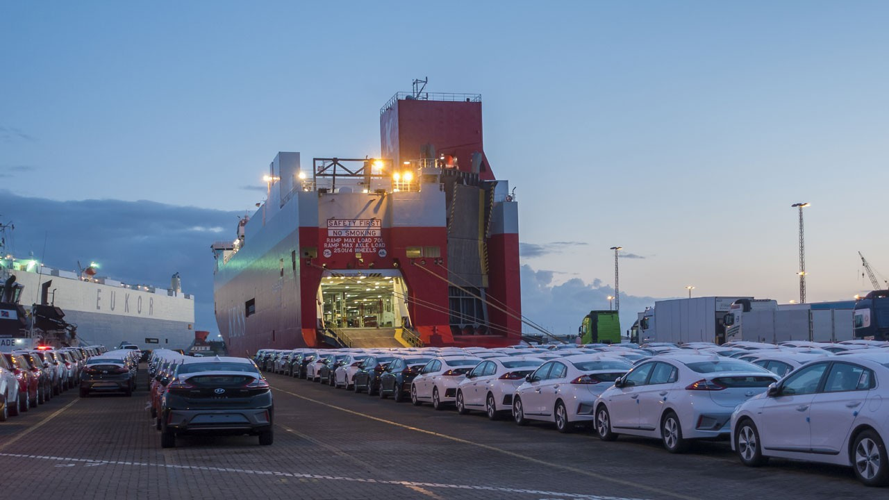 Otomobiller gemideyken satıldı!