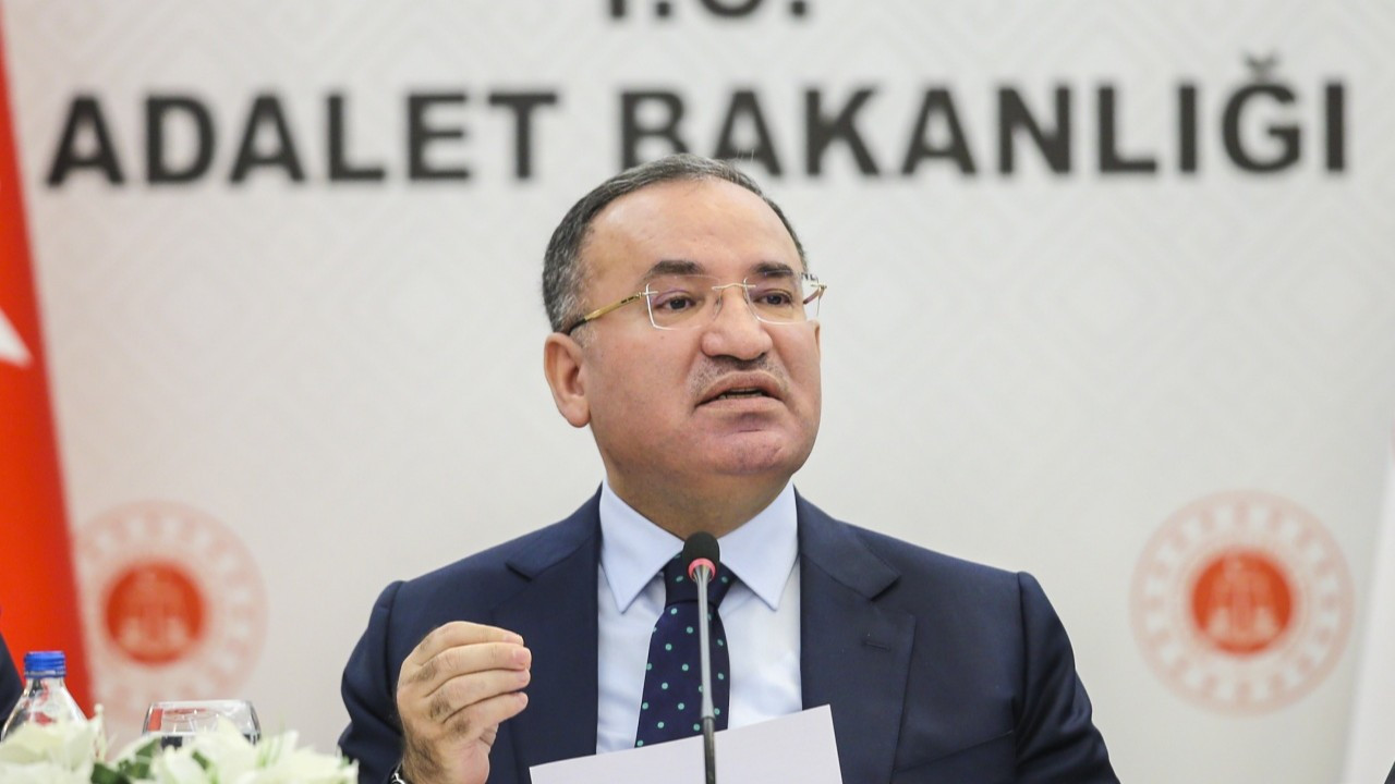 Depremlerde yıkılan binalarla ilgili 325 kişi tutuklandı