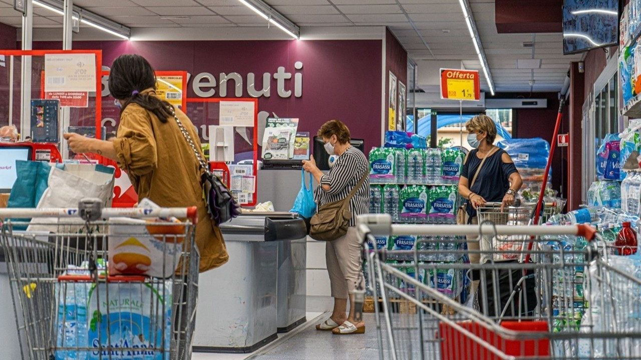 İngiltere'de perakende satışlar beklentilerin üzerinde azaldı