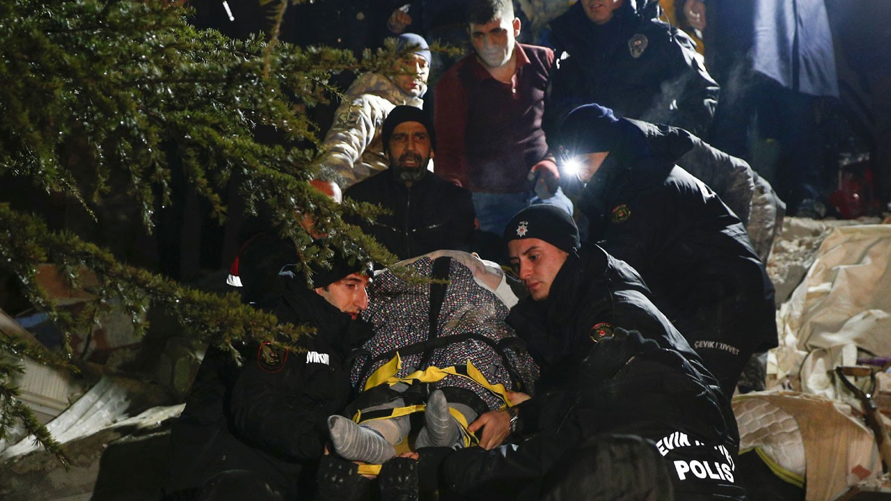Malatya'da enkazdan 6 kişi kurtarıldı
