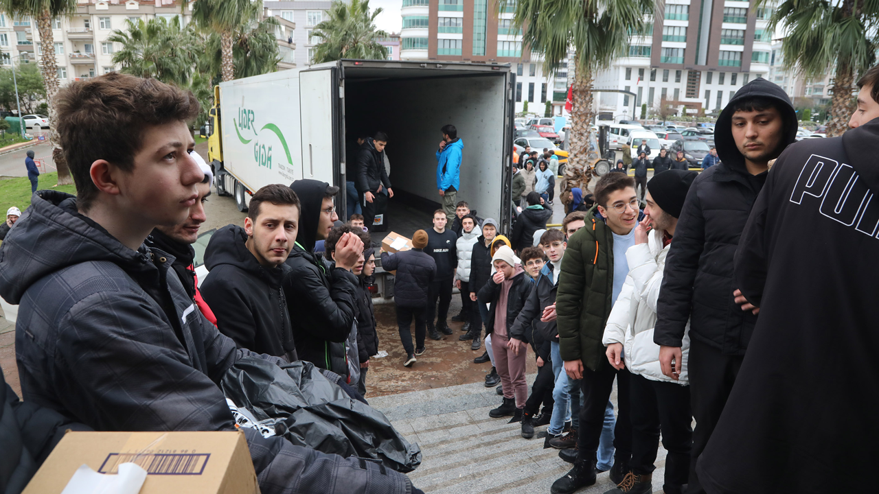 20 yardım tırı Atakum’dan deprem bölgesine yola çıktı 