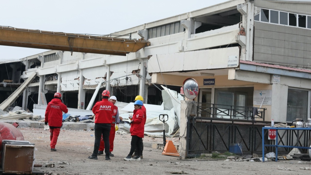 Depremde fabrika kısmen çöktü: 1 ölü, 4 yaralı
