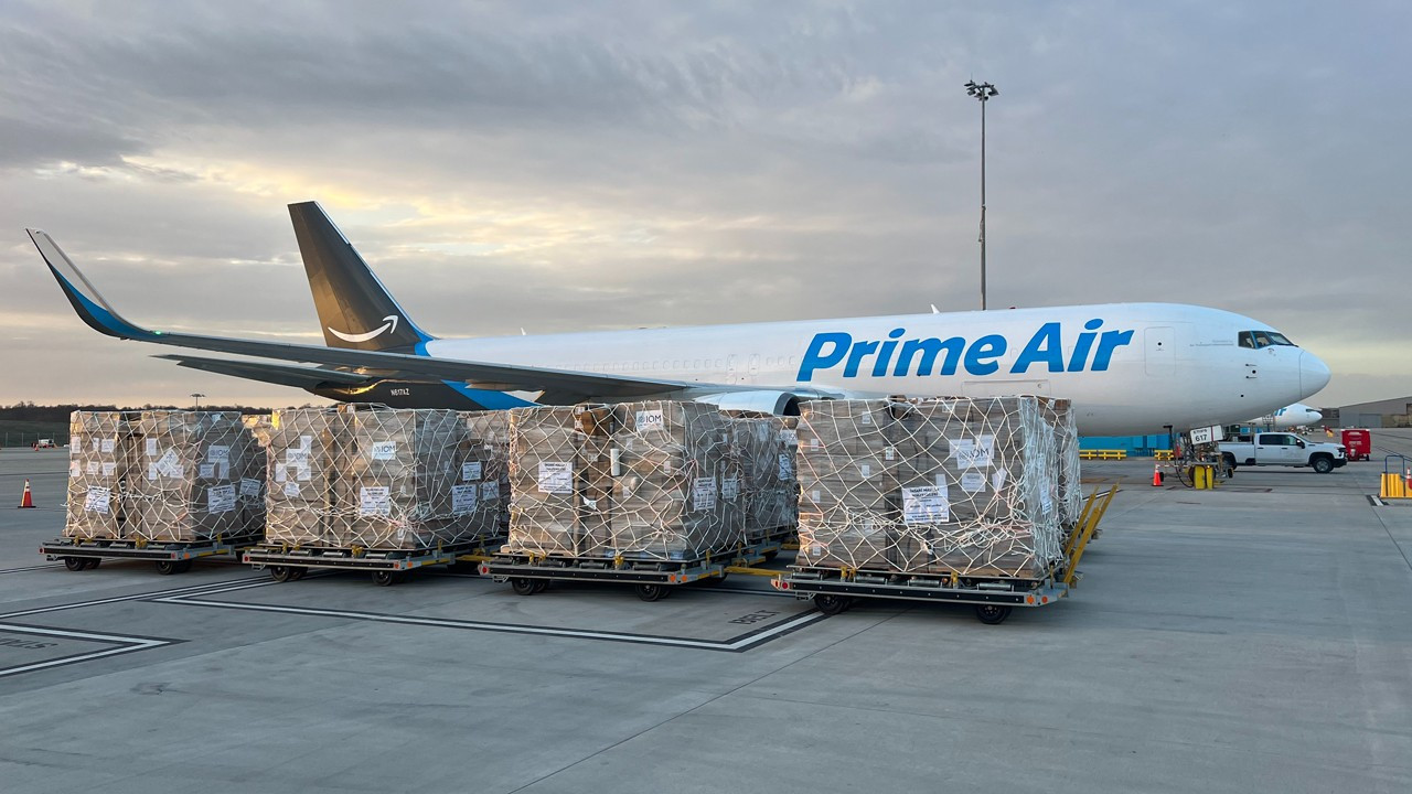 Amazon Air, kargo uçaklarıyla Türkiye’ye ek yardım malzemeleri ulaştırdı