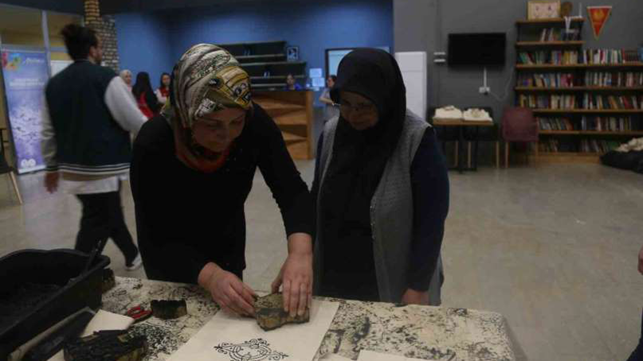 Depremzede çocuklar için örgü örüyorlar