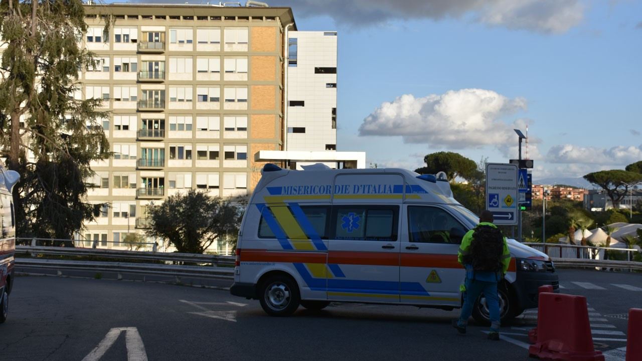 Papa Franciscus, hastaneye kaldırıldı