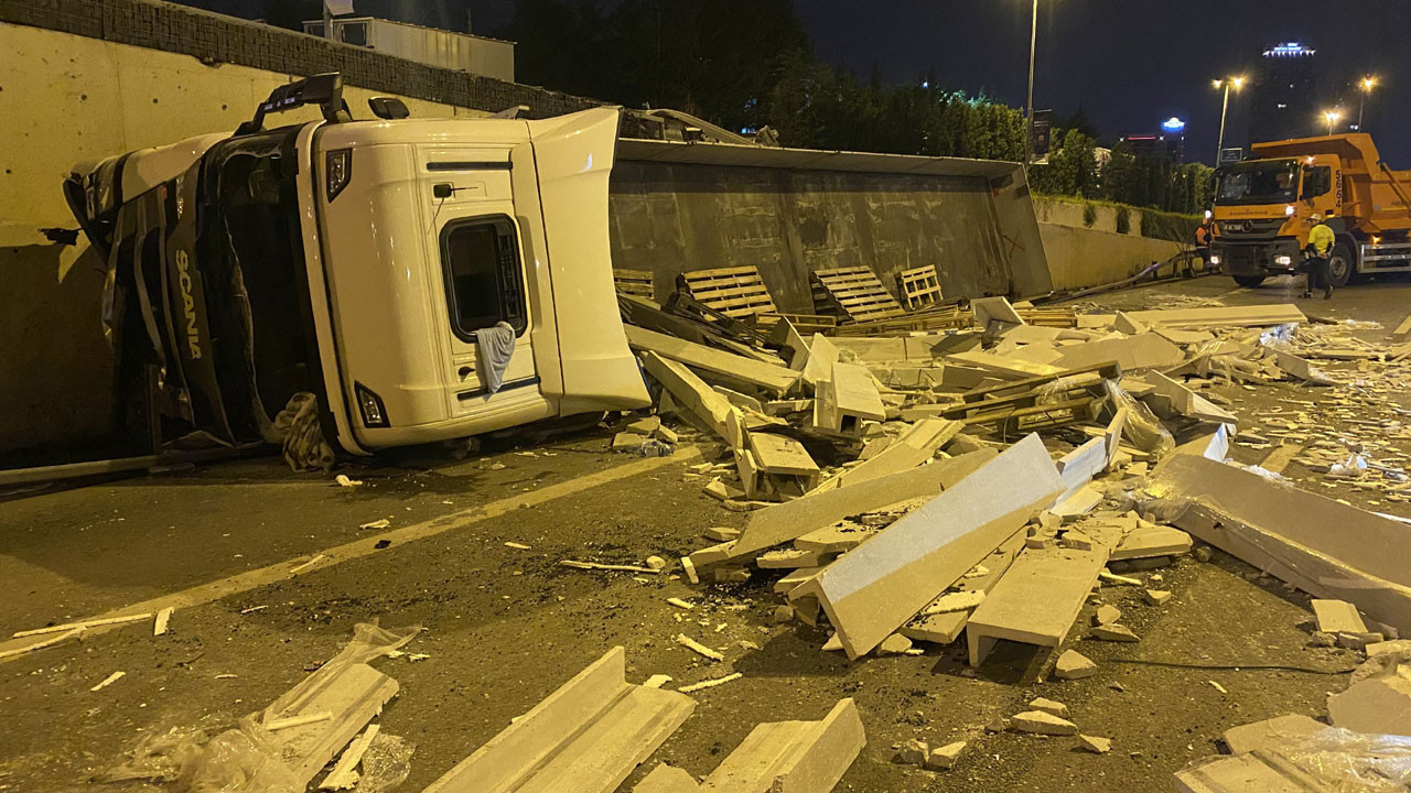 İstanbul'da mermer yüklü tır D-100 karayoluna düştü