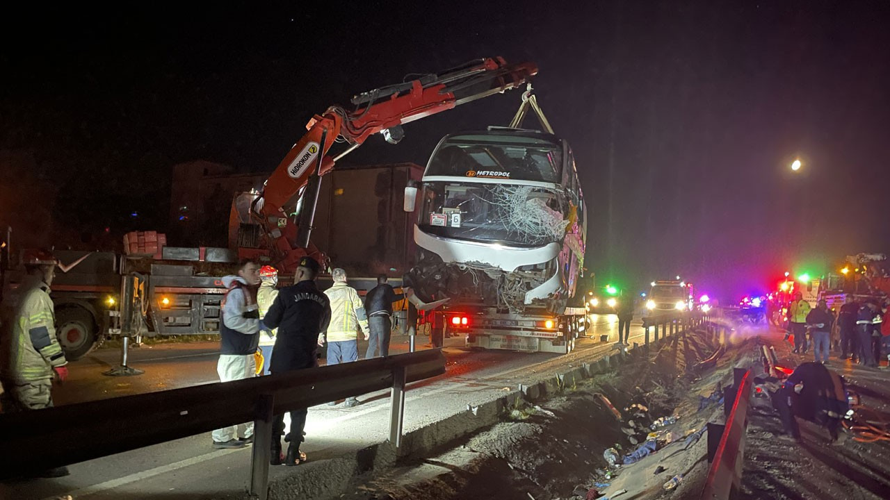 Bursa'da tur otobüsü devrildi: 3 ölü, 44 yaralı