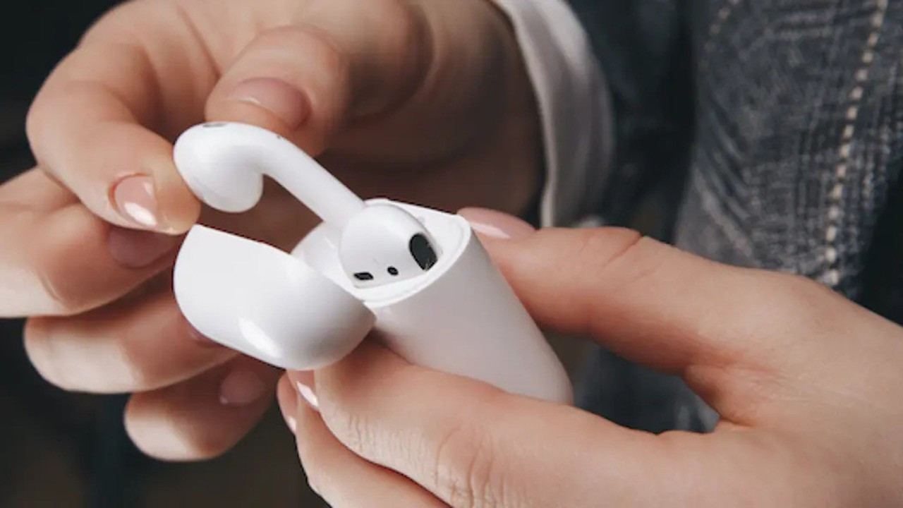 AirPods, konuşmaları anında çevirecek: Apple, “Canlı Çeviri” özelliği getiriyor AirPods, konuşmaları anında çevirecek: Apple, “Canlı Çeviri” özelliği getiriyor