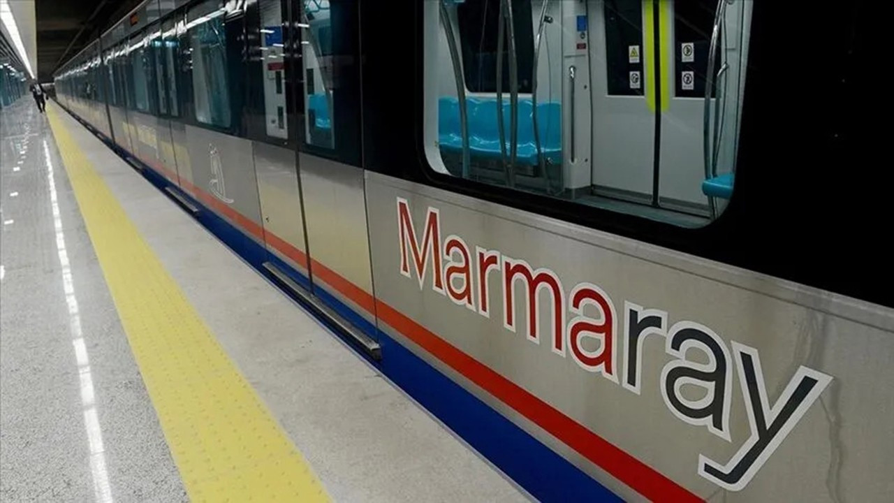 Demiryoluna araç düştü! Marmaray seferlerinde aksama yaşanıyor