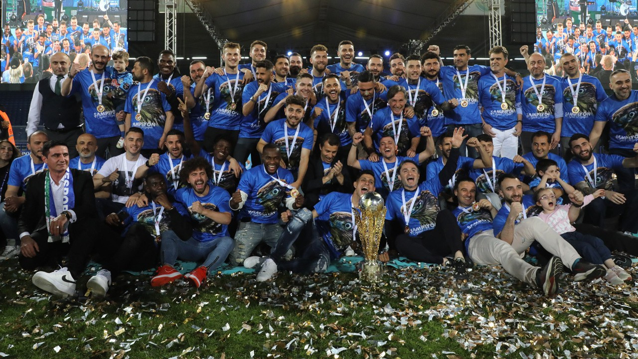 Süper Lig'e yükselen Çaykur Rizespor kupasını aldı
