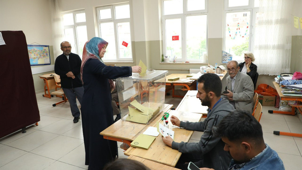 Deprem bölgesindeki vatandaşlar sandık başında