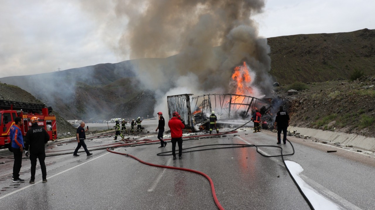 Erzincan'da iki tır çarpıştı