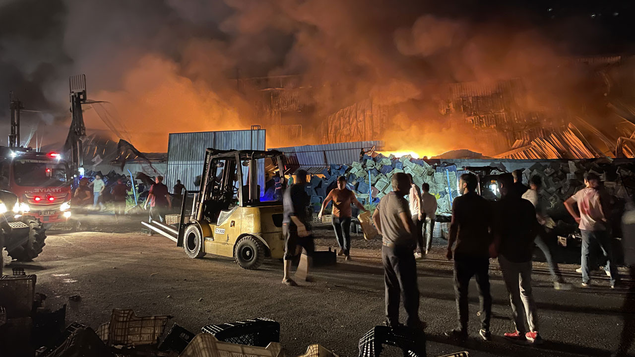 Mersin'de plastik kasa fabrikasında yangın