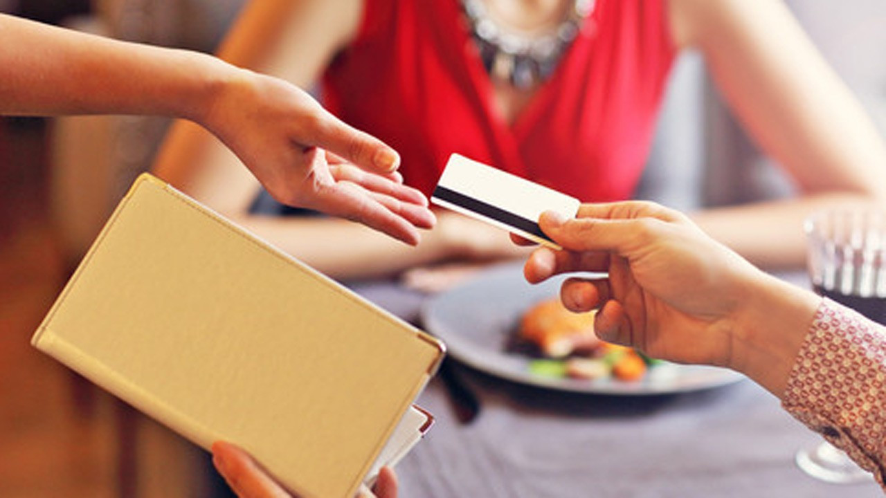 Taksimetre gibi işliyor: Kafe ve restoranlarda 'masa kullanım ücreti' dönemi başladı