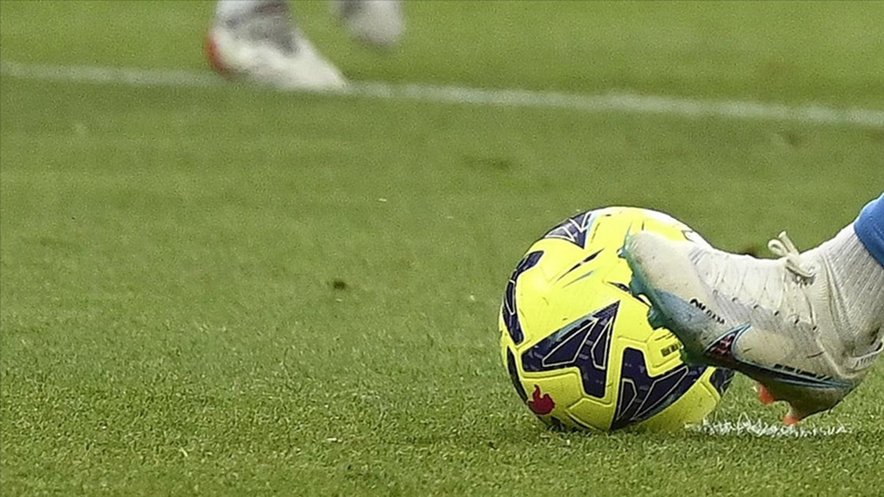 Endonezya'da sahaya yıldırım düştü: Futbolcu hayatını kaybetti