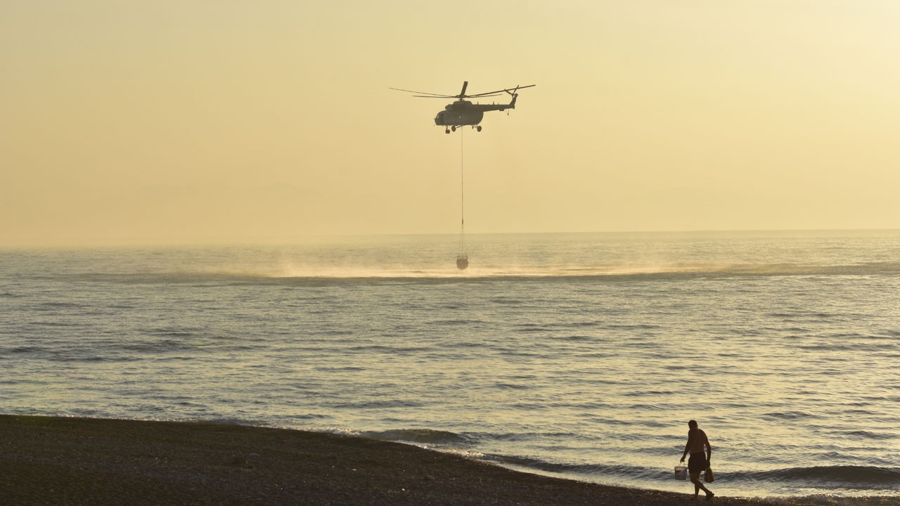 Kemer'deki orman yangına müdahale sürüyor