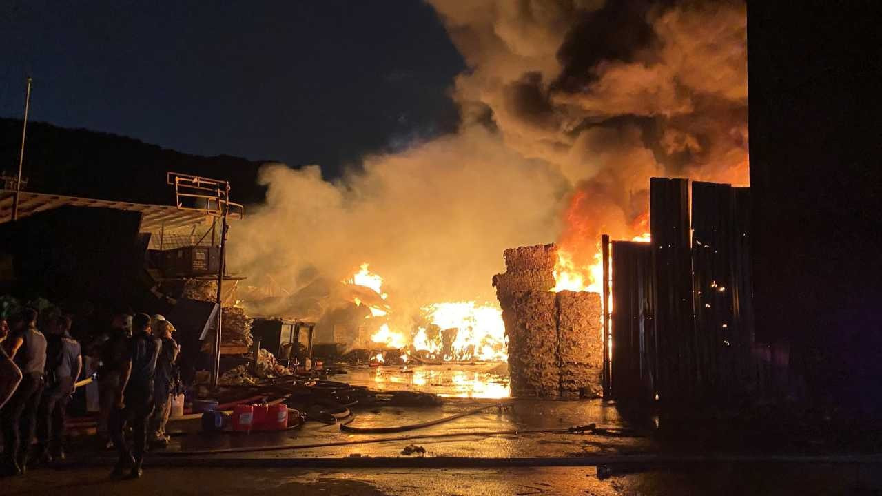 Sarıyer'de geri dönüşüm deposunda yangın