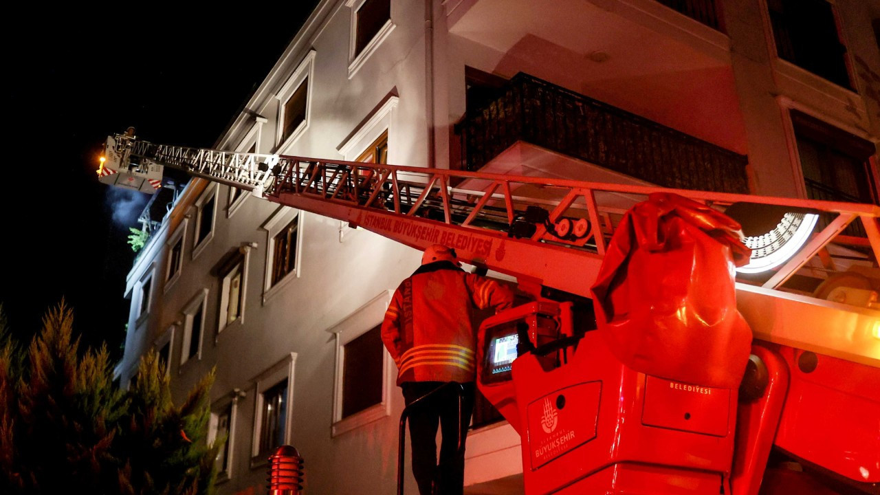 Kadıköy'de yangından kaçmak için 3. kattan atlayan kadın hayatını kaybetti