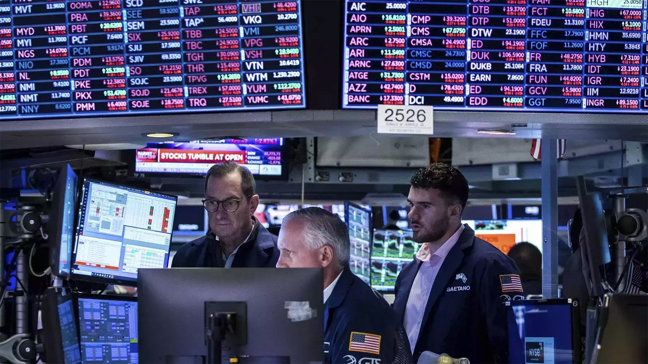 Nasdaq 2022'den bu yana en kötü gününü yaşarken, Dow Jones 200 puan değer kazandı