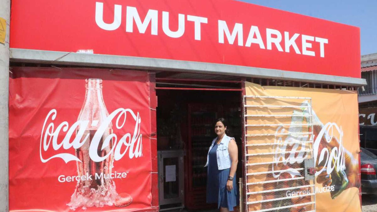 Depremzede esnafa Coca-Cola'dan iş yeri desteği