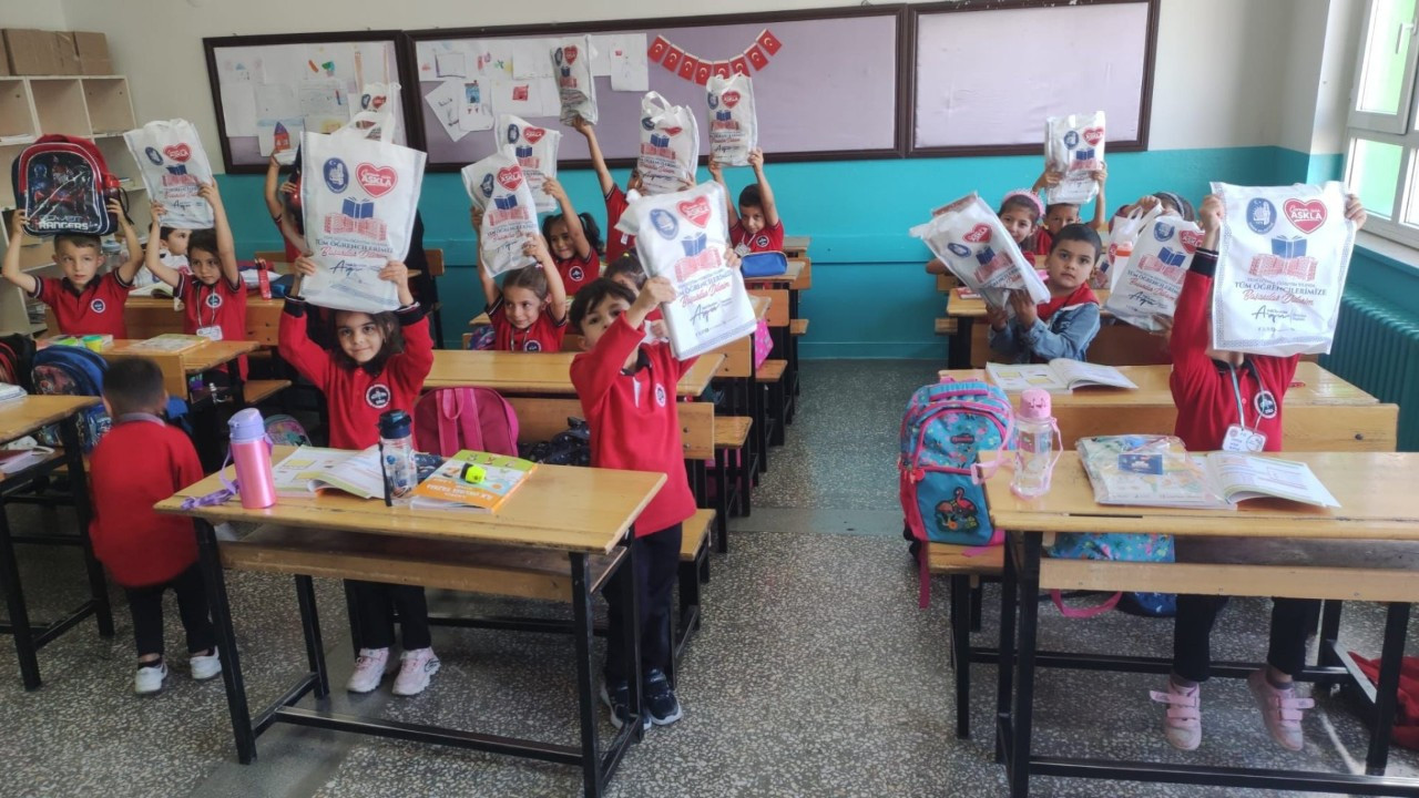 Çorum’da yaklaşık 6 bin öğrenciye kırtasiye malzemeleri dağıtıldı