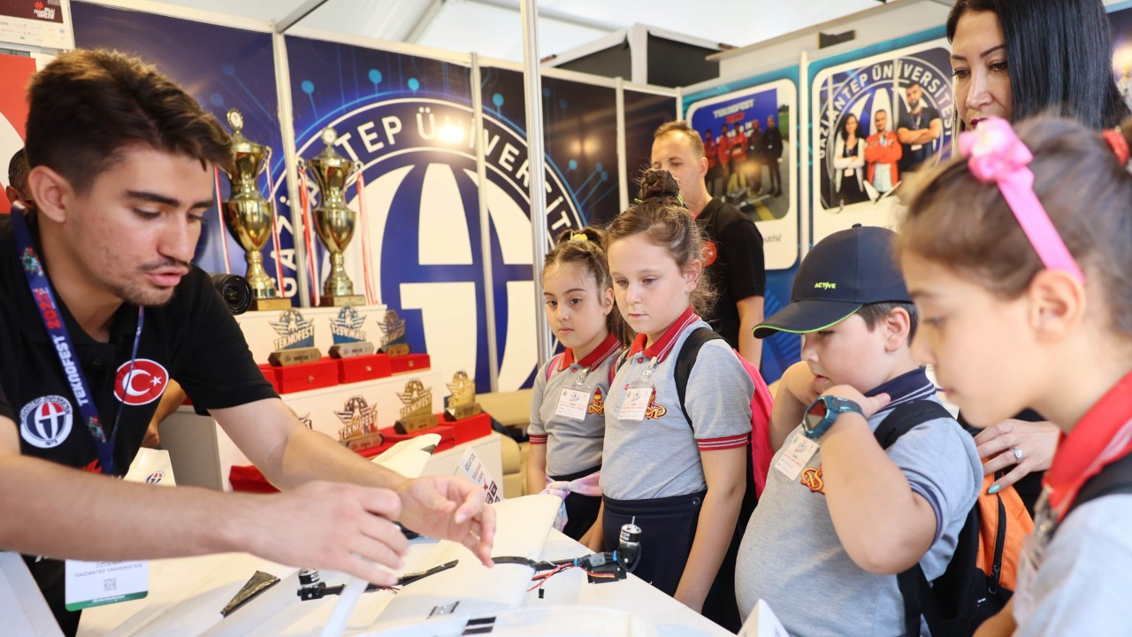 GAÜN öğrencileri TEKNOFEST İzmir’de projelerini sergiledi