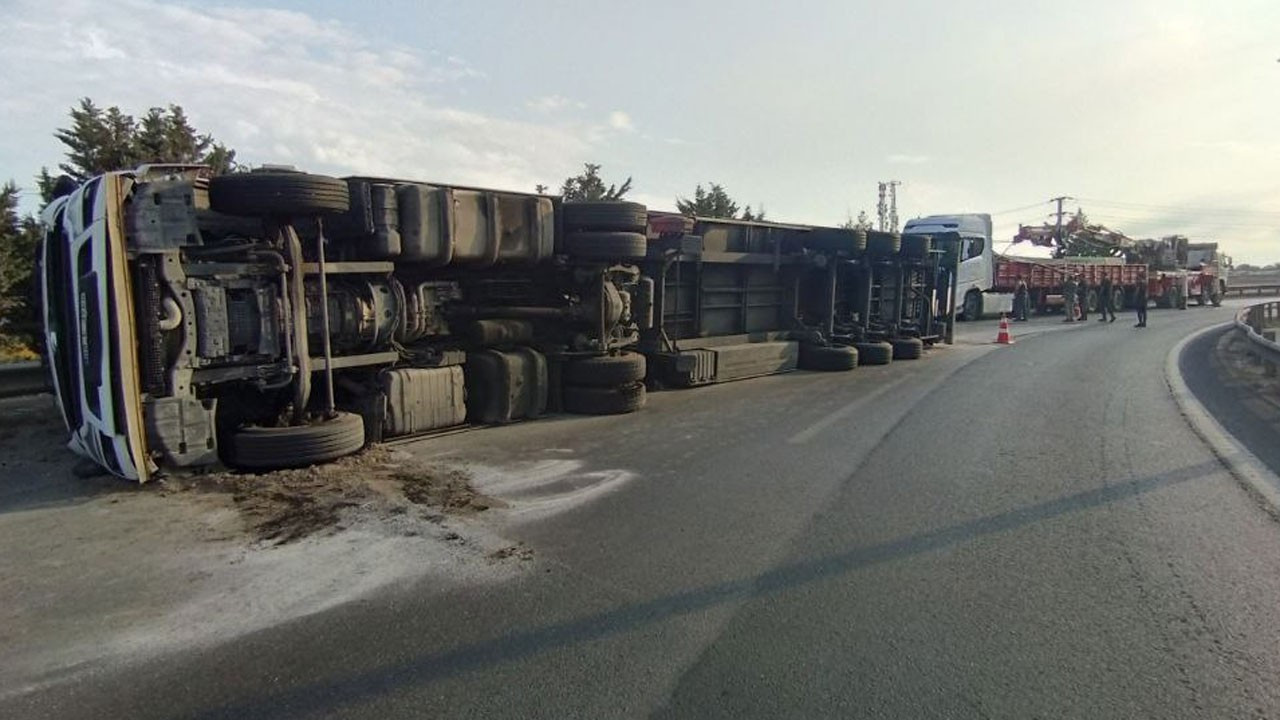 Anadolu Otoyolu'nda devrilen tır ulaşımı aksattı