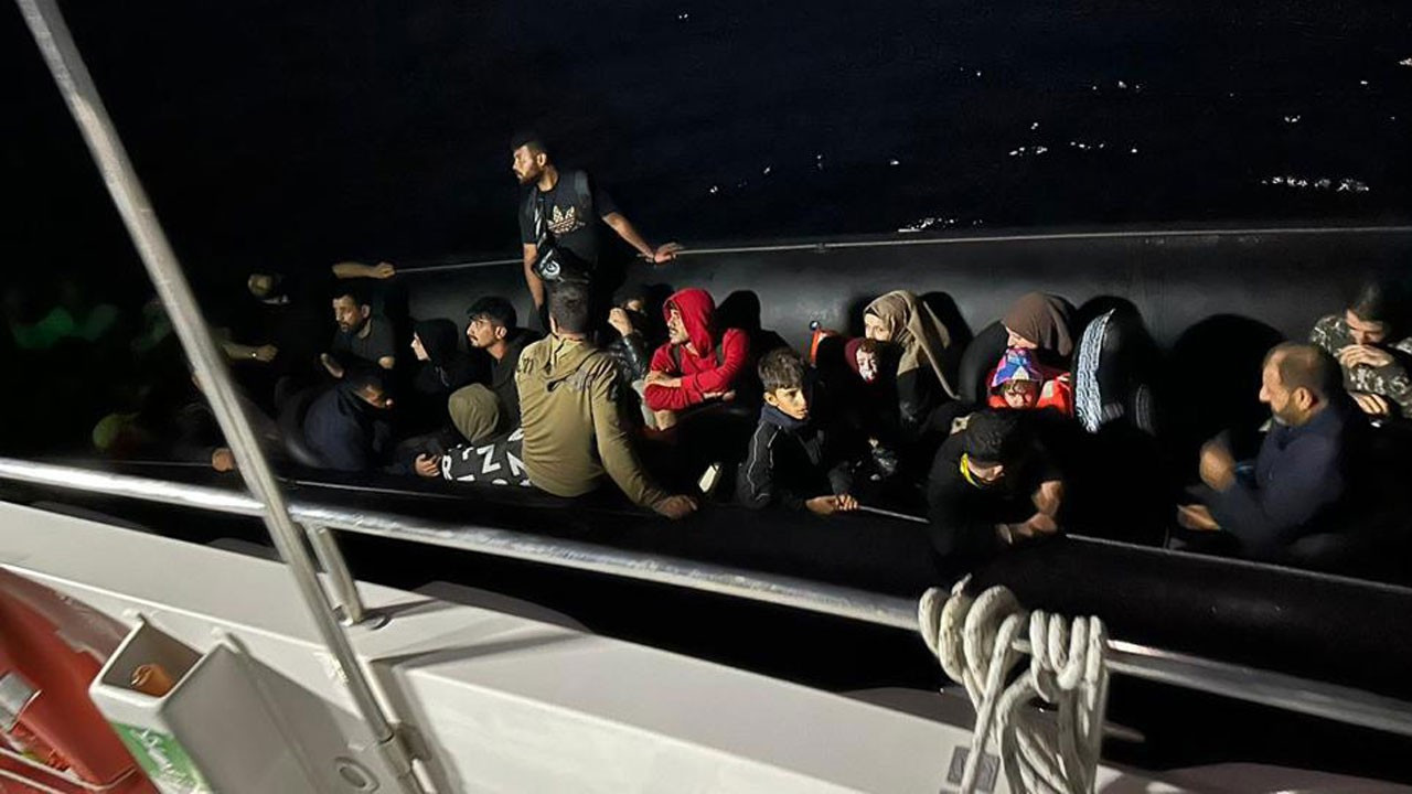 İzmir açıklarında 310 düzensiz göçmen kurtarıldı