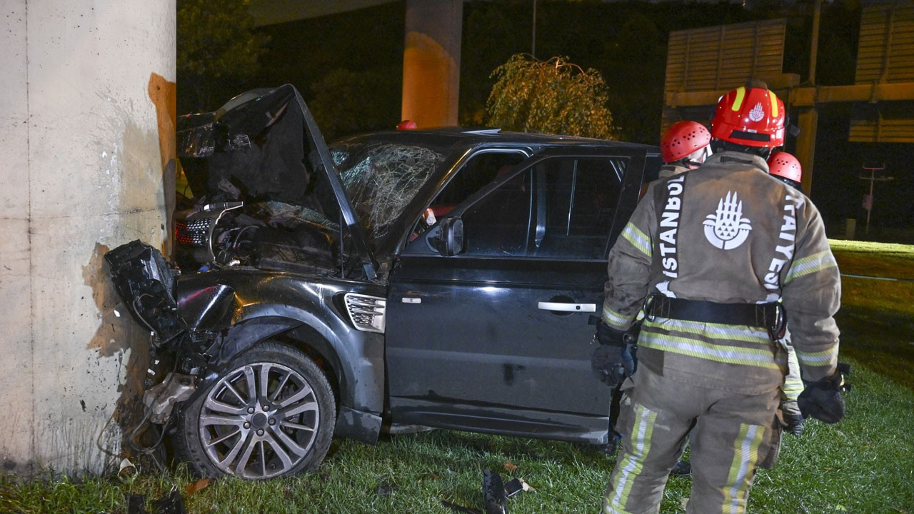 Şişli'de beton direğe çarpan cipte 1'i ağır 4 kişi yaralandı