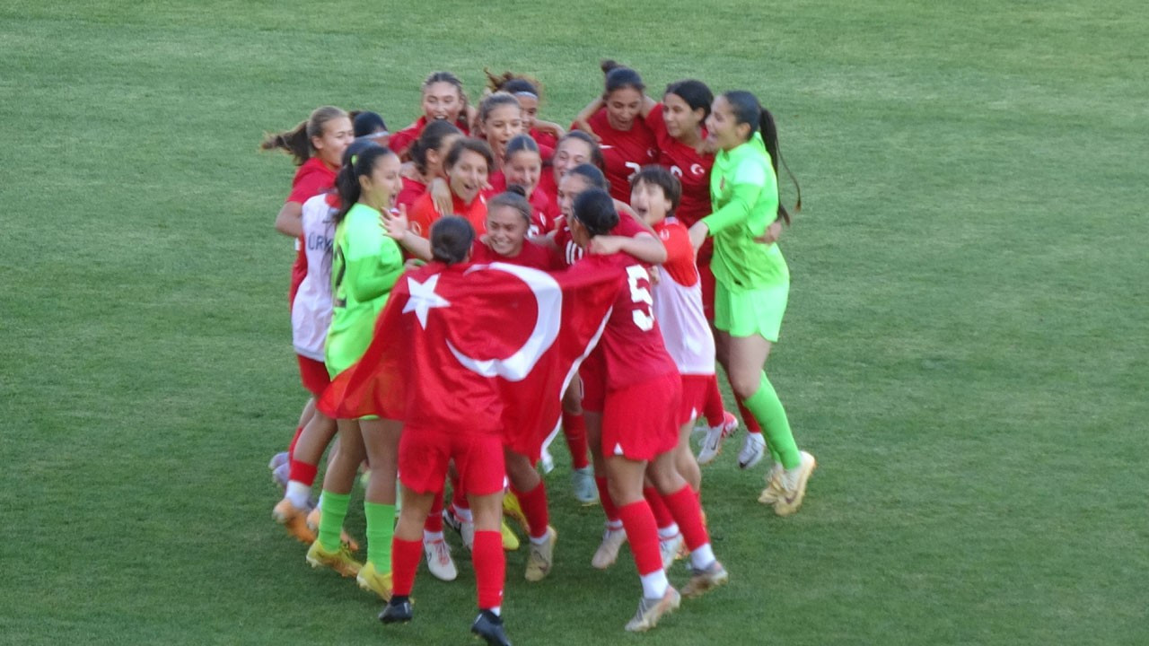 U17 Kadın Milli Futbol Takımı Estonya'yı 3 golle geçip A Ligi'ne yükseldi