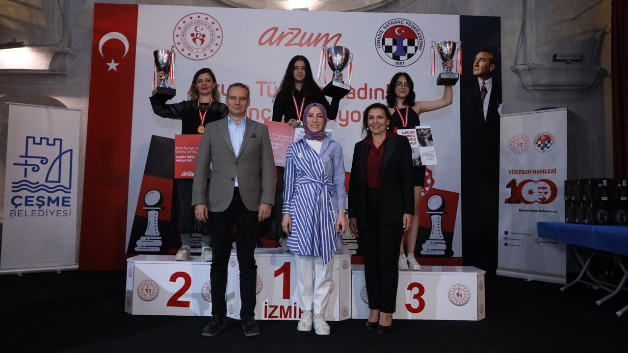 “Kadınların Her Hamlesi, Cumhuriyetin Karesi”