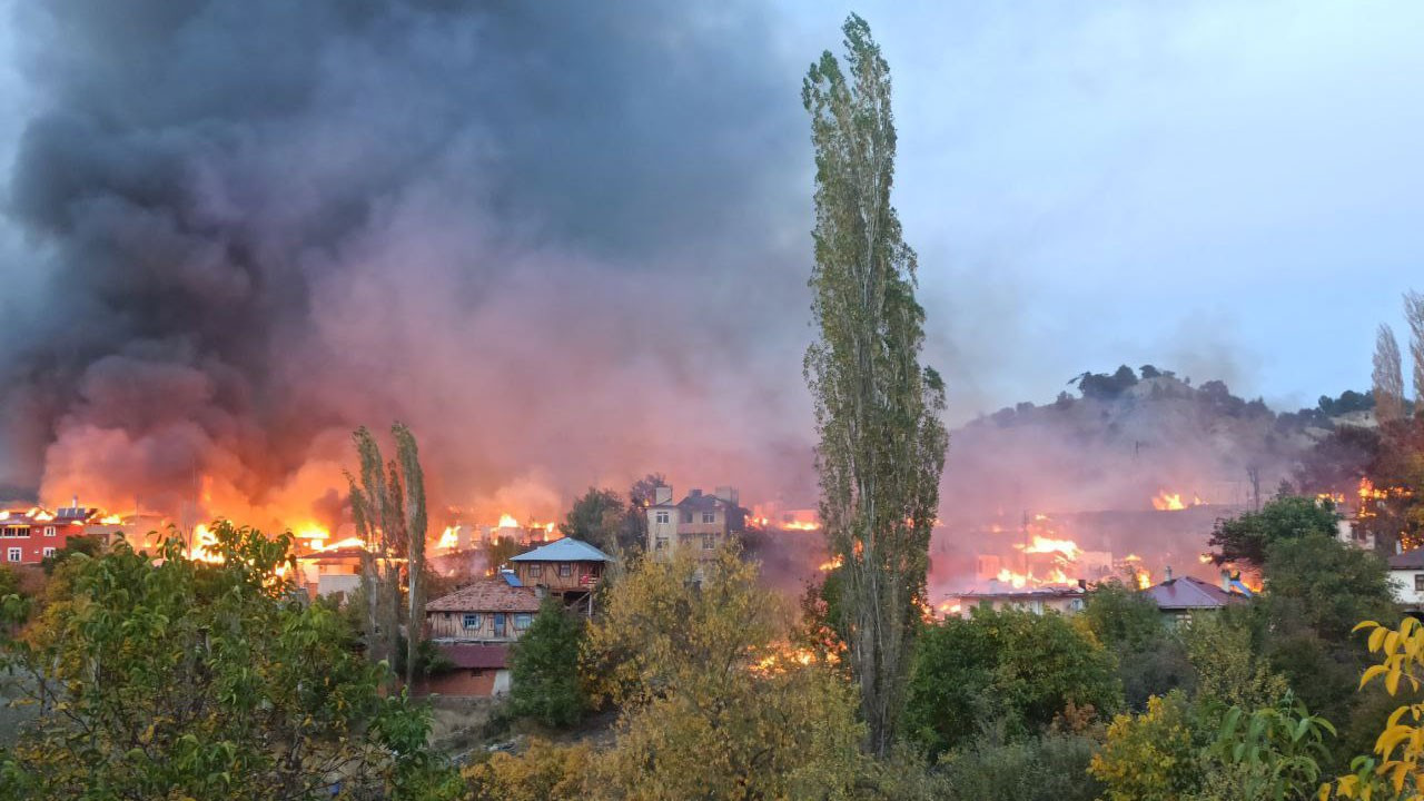 Kastamonu'daki köy yangınında 43 ev alevlerden etkilendi